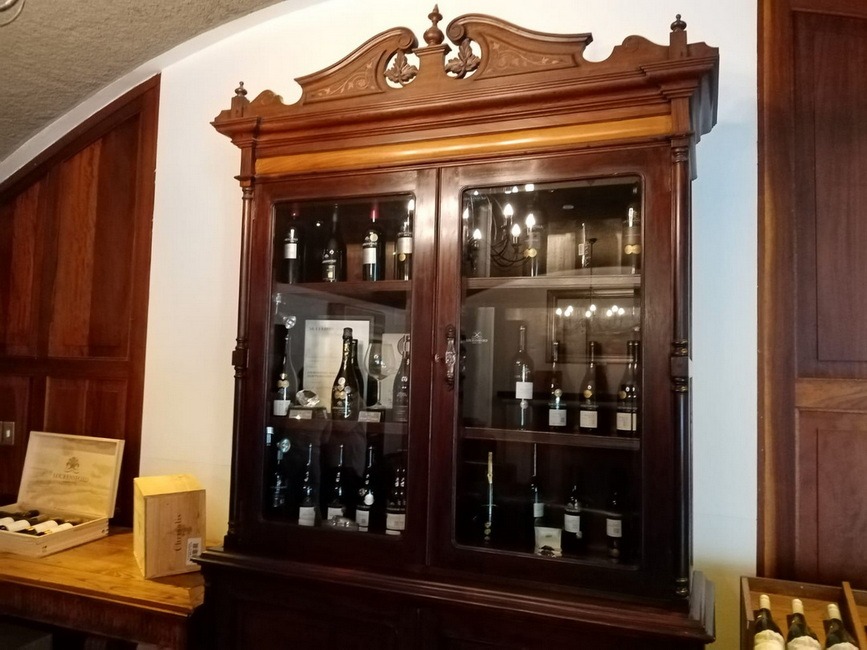 A picture of a showcase with wine